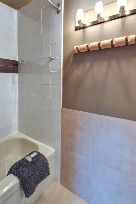 Charming Tremblant 1 Bedroom With Pool And Hot Tub Mont-Tremblant Ngoại thất bức ảnh
